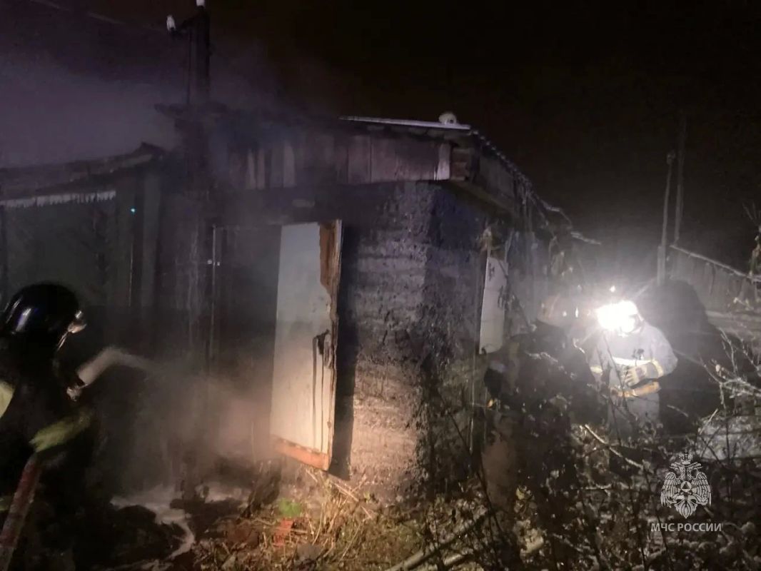Во Власихе ночью пожарные потушили пожар в двухквартирном жилом доме Во Власихе ночью пожарные потушили пожар в двухквартирном жилом доме