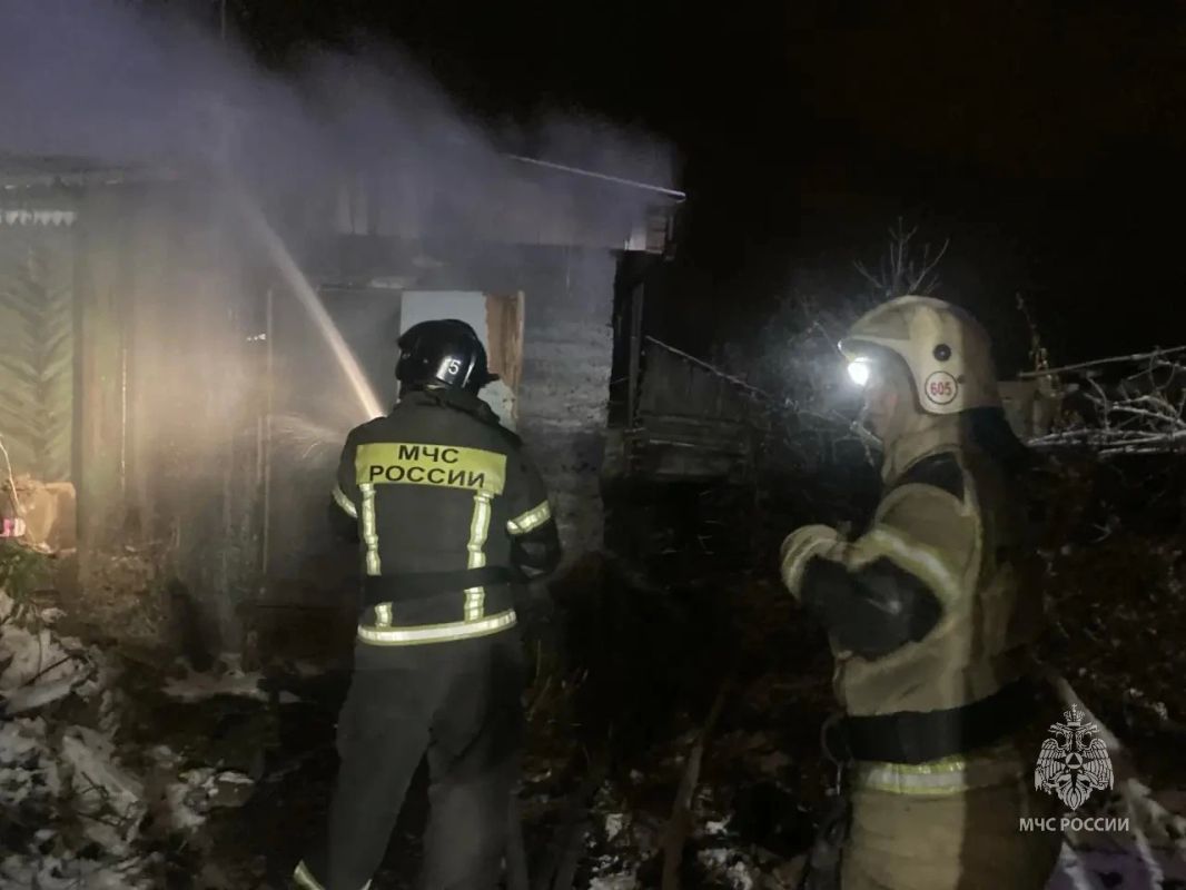 Во Власихе ночью пожарные потушили пожар в двухквартирном жилом доме