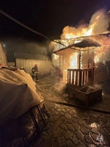 Частный дом сгорел из-за печи в Барнауле