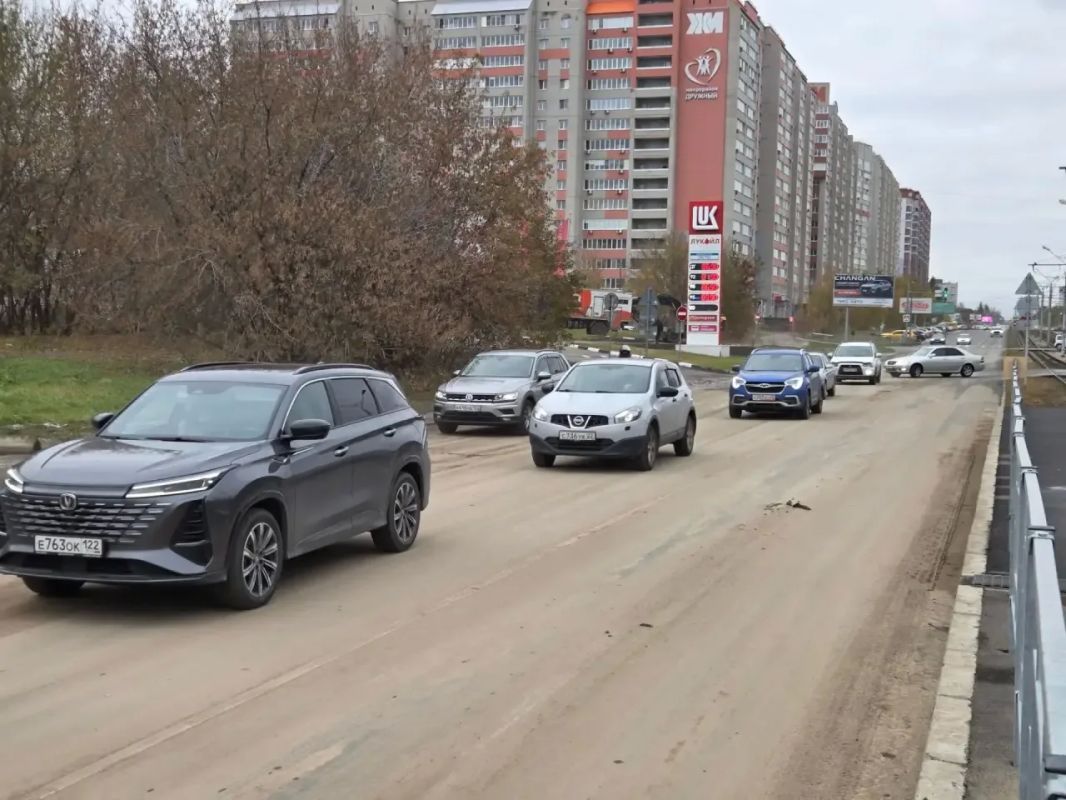 Движение для всех видов транспорта по чётной стороне улицы Попова открыто