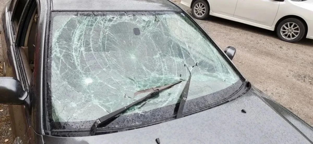 Житель Горно-Алтайска разбил автомобиль навязчивого ухажера сестры