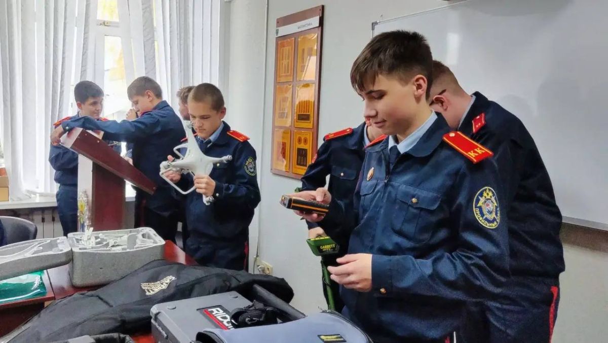 В профессиональный праздник — День образования службы криминалистики в системе Следственного комитета Российской Федерации для воспитанников восьмого профильного класса Барнаульского кадетского корпуса была организована... В профессиональный праздник — День образования службы криминалистики в системе Следственного комитета Российской Федерации для воспитанников восьмого профильного класса Барнаульского кадетского корпуса была организована...