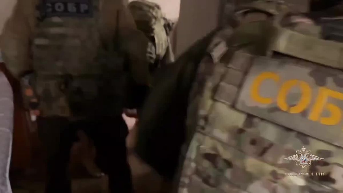 Появились кадры задержания в Барнауле одного из фигурантов дела о кибератаке на сеть пиццерий Dodo Pizza