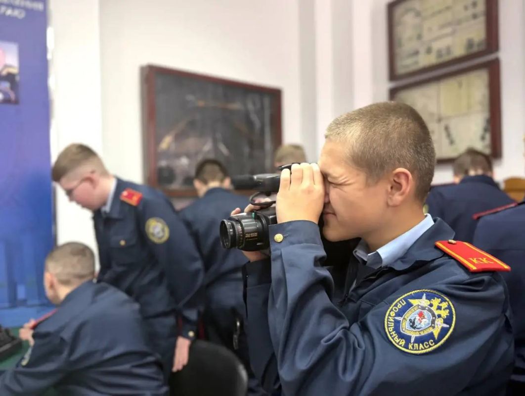 В профессиональный праздник — День образования службы криминалистики в системе Следственного комитета Российской Федерации для воспитанников восьмого профильного класса Барнаульского кадетского корпуса была организована... В профессиональный праздник — День образования службы криминалистики в системе Следственного комитета Российской Федерации для воспитанников восьмого профильного класса Барнаульского кадетского корпуса была организована...