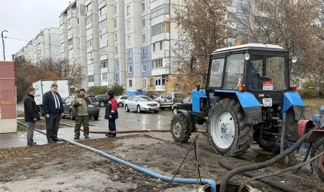 Специалисты продолжают устранять коммунальную аварию на улице Попова