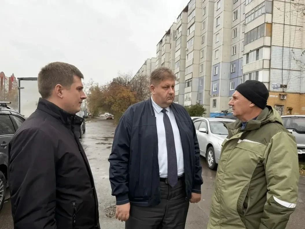 Специалисты продолжают устранять коммунальную аварию на улице Попова Специалисты продолжают устранять коммунальную аварию на улице Попова