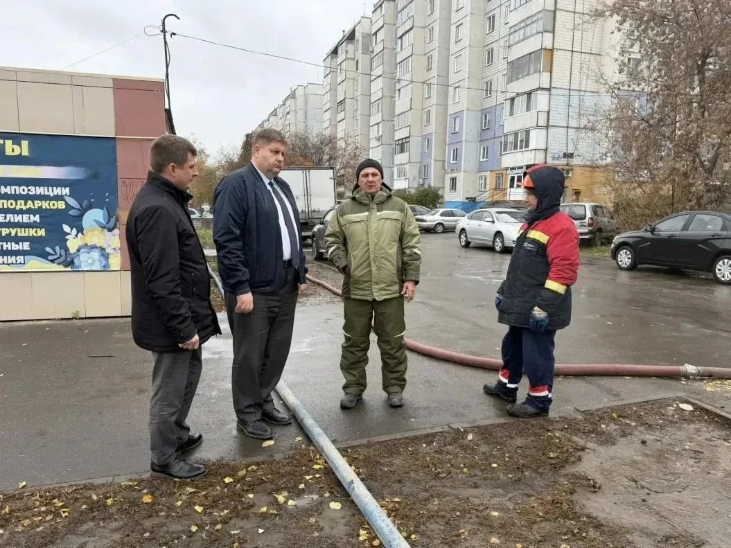 Специалисты продолжают устранять коммунальную аварию на улице Попова Специалисты продолжают устранять коммунальную аварию на улице Попова