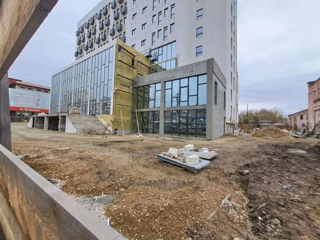 В Барнауле разбирают 30-летний забор экс-долгостроя на Ленина В Барнауле разбирают 30-летний забор экс-долгостроя на Ленина