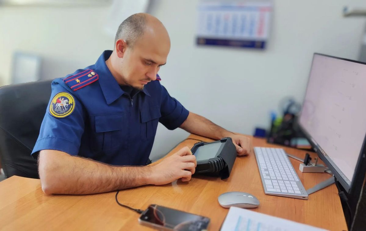 В Топчихинском районе перед судом предстанут трое местных жителей, в том числе несовершеннолетние, по обвинению в краже телефона и денежных средств с банковского счета
