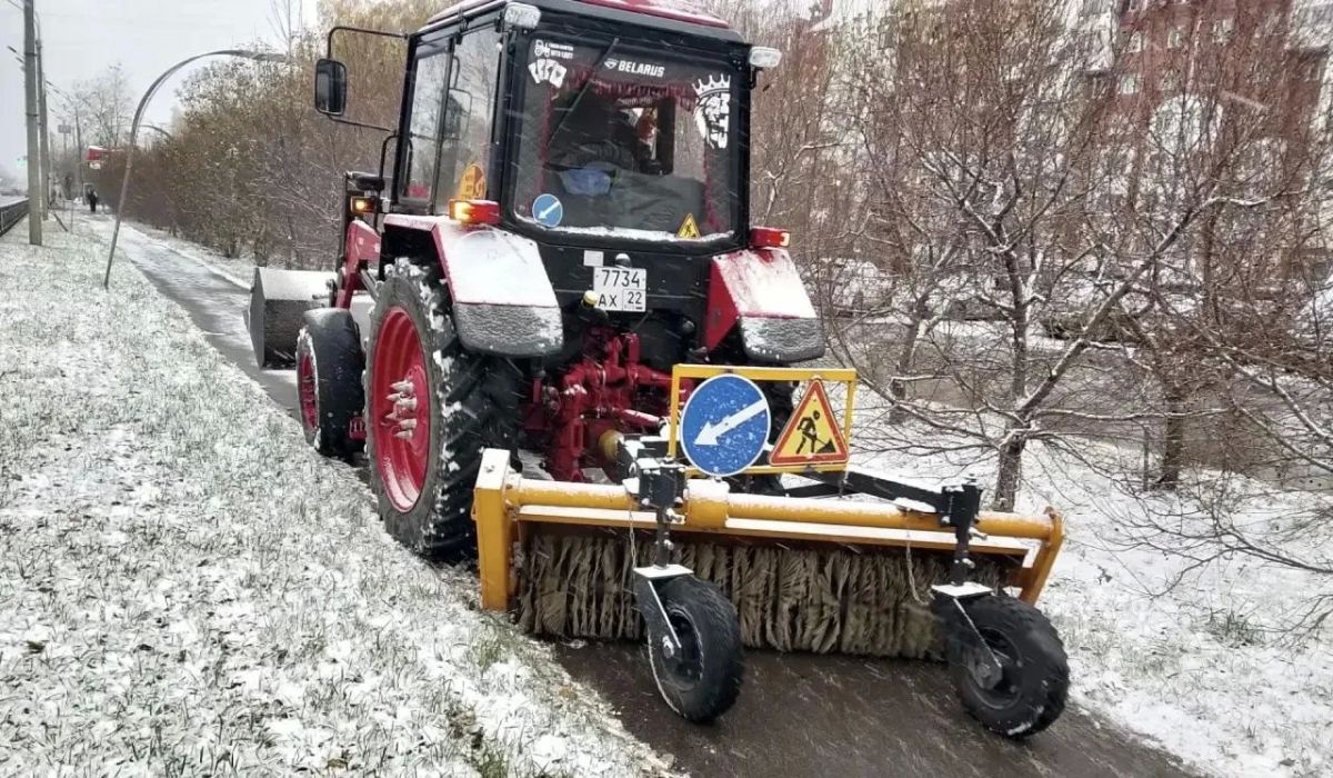 В Барнауле обрабатывают дороги от гололёда
