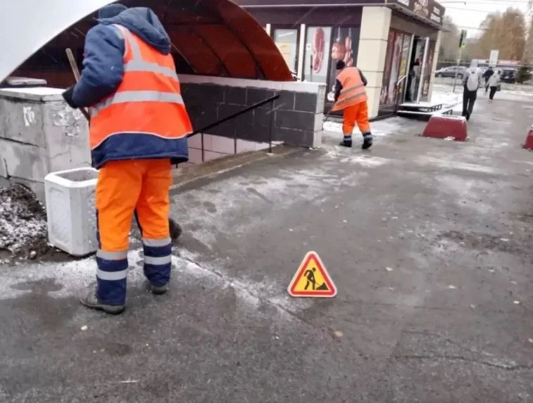 В Барнауле обрабатывают дороги от гололёда В Барнауле обрабатывают дороги от гололёда