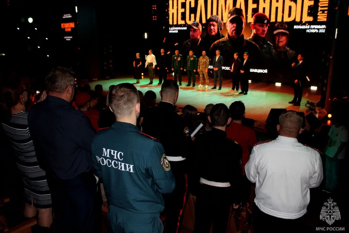 Сотрудники МЧС на премьере "Несломленных" Сотрудники МЧС на премьере "Несломленных"