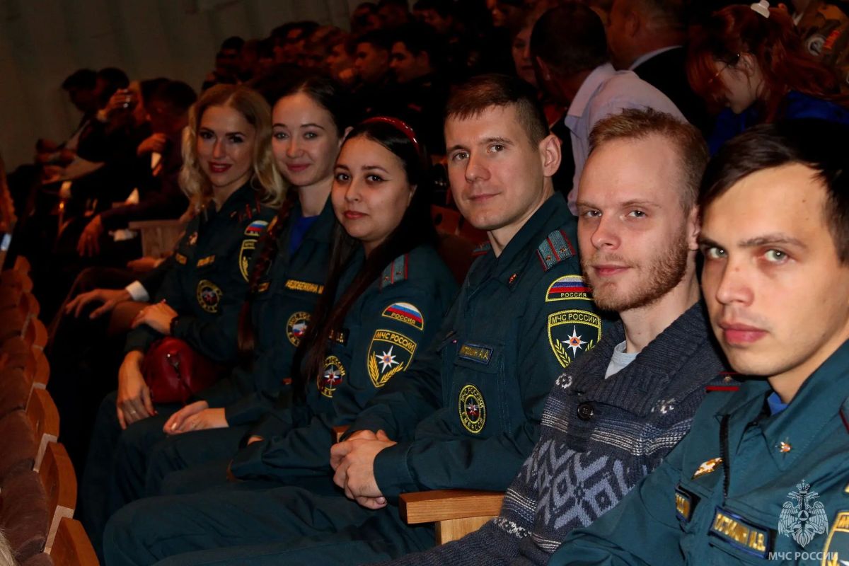 Сотрудники МЧС на премьере "Несломленных" Сотрудники МЧС на премьере "Несломленных"