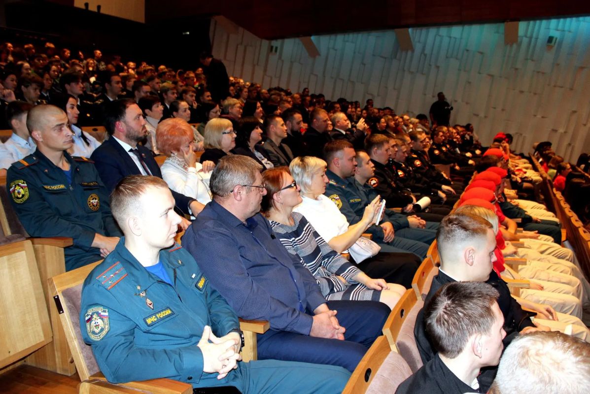 Сотрудники МЧС на премьере "Несломленных" Сотрудники МЧС на премьере "Несломленных"