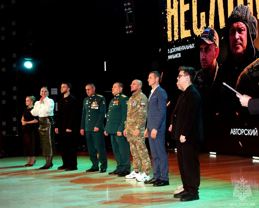 Сотрудники МЧС на премьере "Несломленных" Сотрудники МЧС на премьере "Несломленных"
