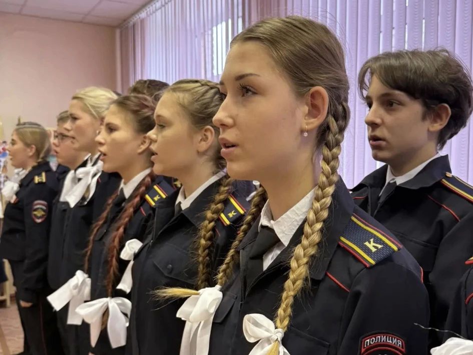 «Парту Героя» открыли в барнаульском лицее «Парту Героя» открыли в барнаульском лицее