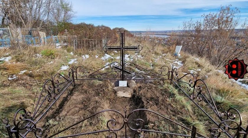 Волонтры сообщества "Бийский некрополь" и бийский блогер Геннадий Печенькин привели в порядок захоронение известной купеческой семьи Халтуриных