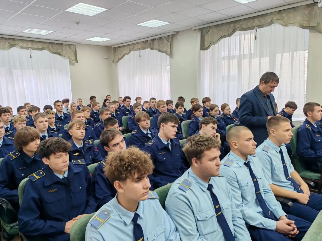 Герой России проводит урок мужества для школьников Барнаула Герой России проводит урок мужества для школьников Барнаула
