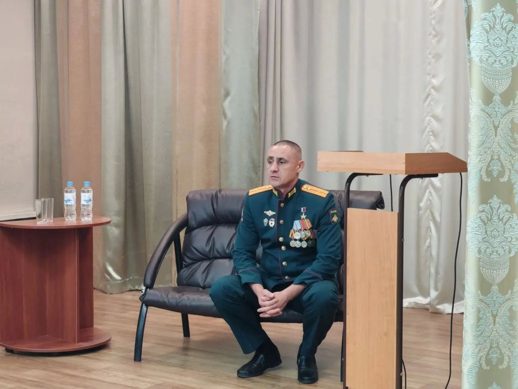 Герой России проводит урок мужества для школьников Барнаула