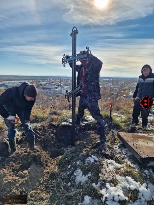 Волонтры сообщества "Бийский некрополь" и бийский блогер Геннадий Печенькин привели в порядок захоронение известной купеческой семьи Халтуриных Волонтры сообщества "Бийский некрополь" и бийский блогер Геннадий Печенькин привели в порядок захоронение известной купеческой семьи Халтуриных