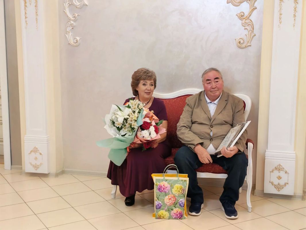 В Год единства народов России в отделе ЗАГС № 3 по городу Барнаулу золотую свадьбу отметили супруги Копербаевы Амантай Садыкович и Надежда Александровна В Год единства народов России в отделе ЗАГС № 3 по городу Барнаулу золотую свадьбу отметили супруги Копербаевы Амантай Садыкович и Надежда Александровна
