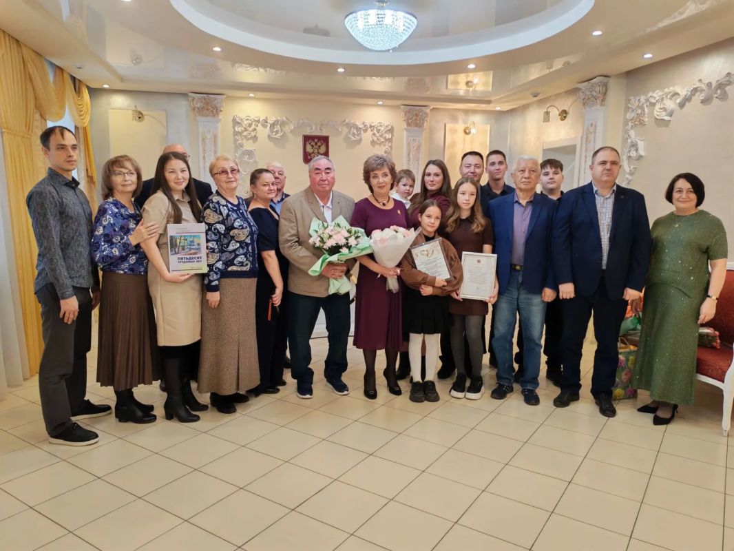 В Год единства народов России в отделе ЗАГС № 3 по городу Барнаулу золотую свадьбу отметили супруги Копербаевы Амантай Садыкович и Надежда Александровна