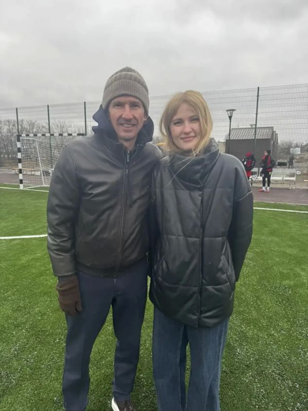 Наш корреспондент Кристина Павлова сделала на память фото с легендарным футболистом
