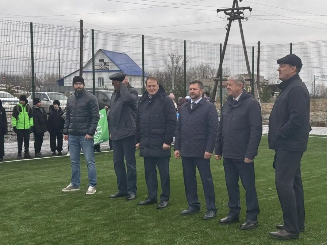 Алексей Смертин приехал на открытие мини-футбольного поля в Шелаболихе Алексей Смертин приехал на открытие мини-футбольного поля в Шелаболихе