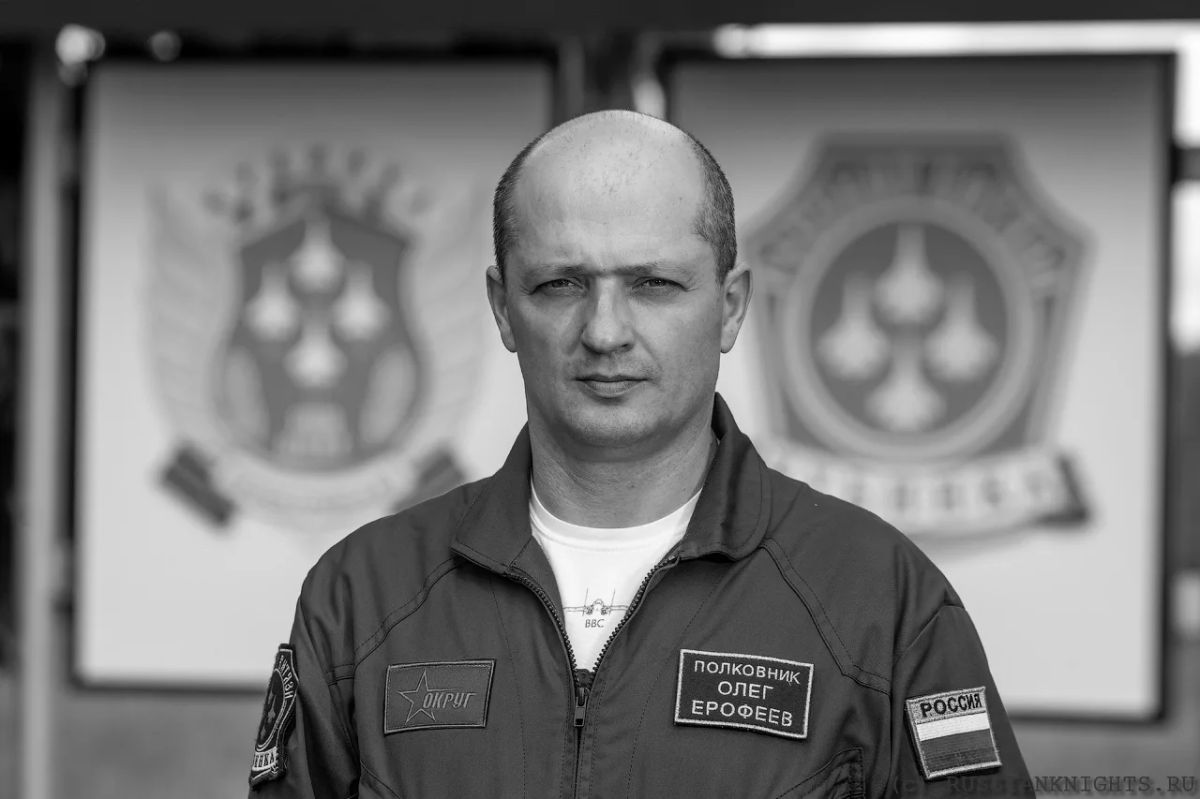 Пилоты "Русских витязей" Олег Ерофеев и Владимир Кочетов разбились во время полета