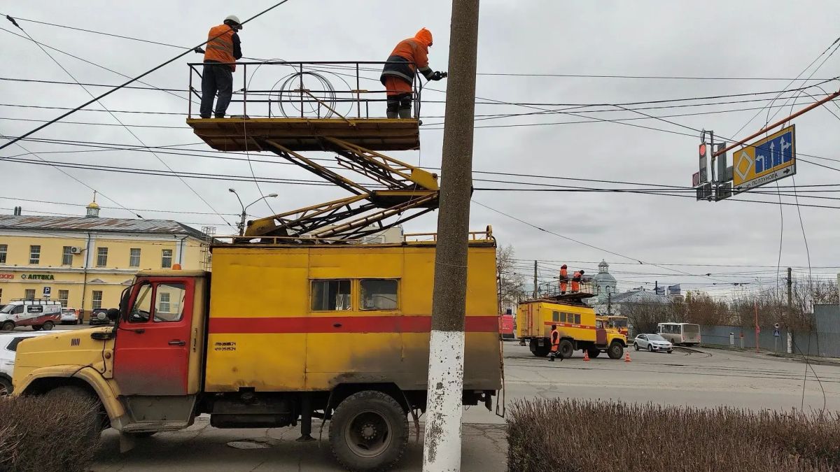 В настоящее время на месте работает аварийная бригада МУП "Горэлектротранс"