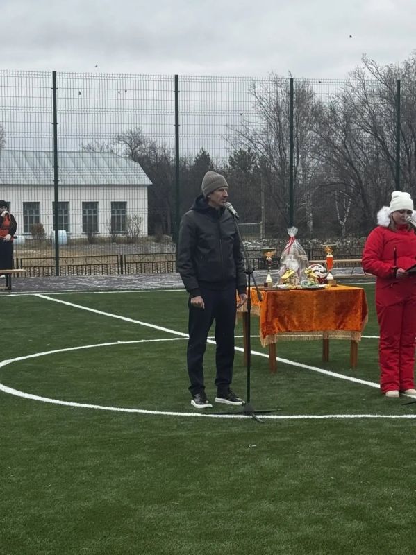 Алексей Смертин приехал на открытие мини-футбольного поля в Шелаболихе