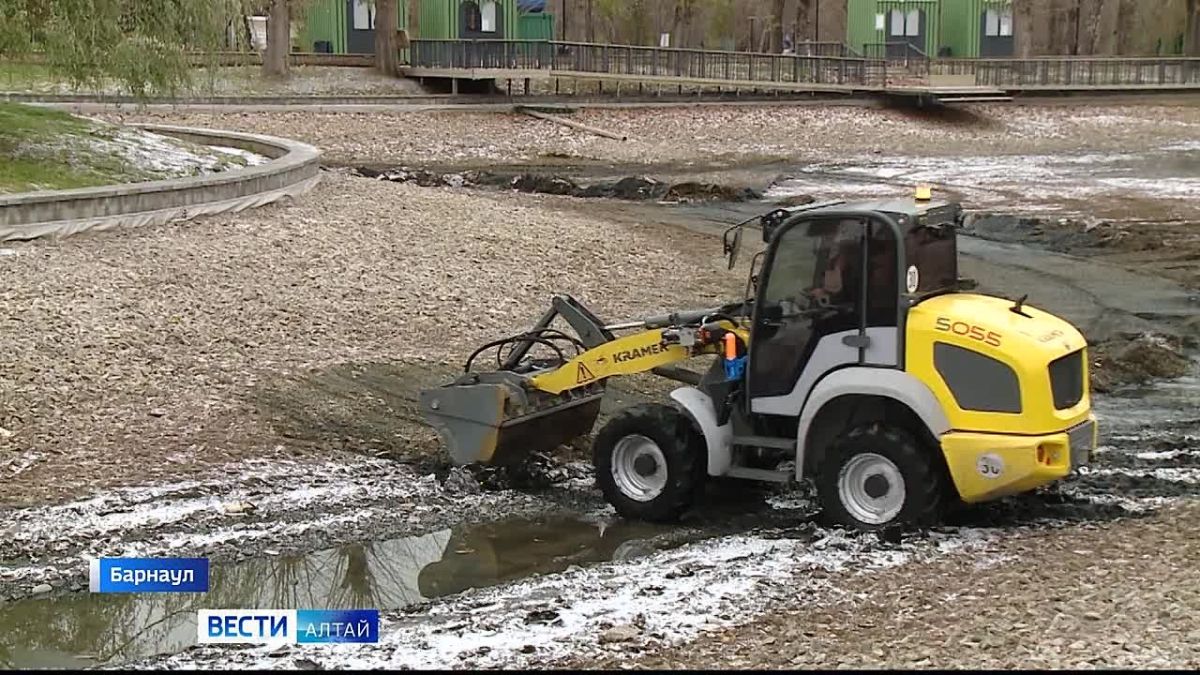 В барнаульском парке «Изумрудный» продолжают очищать пруд