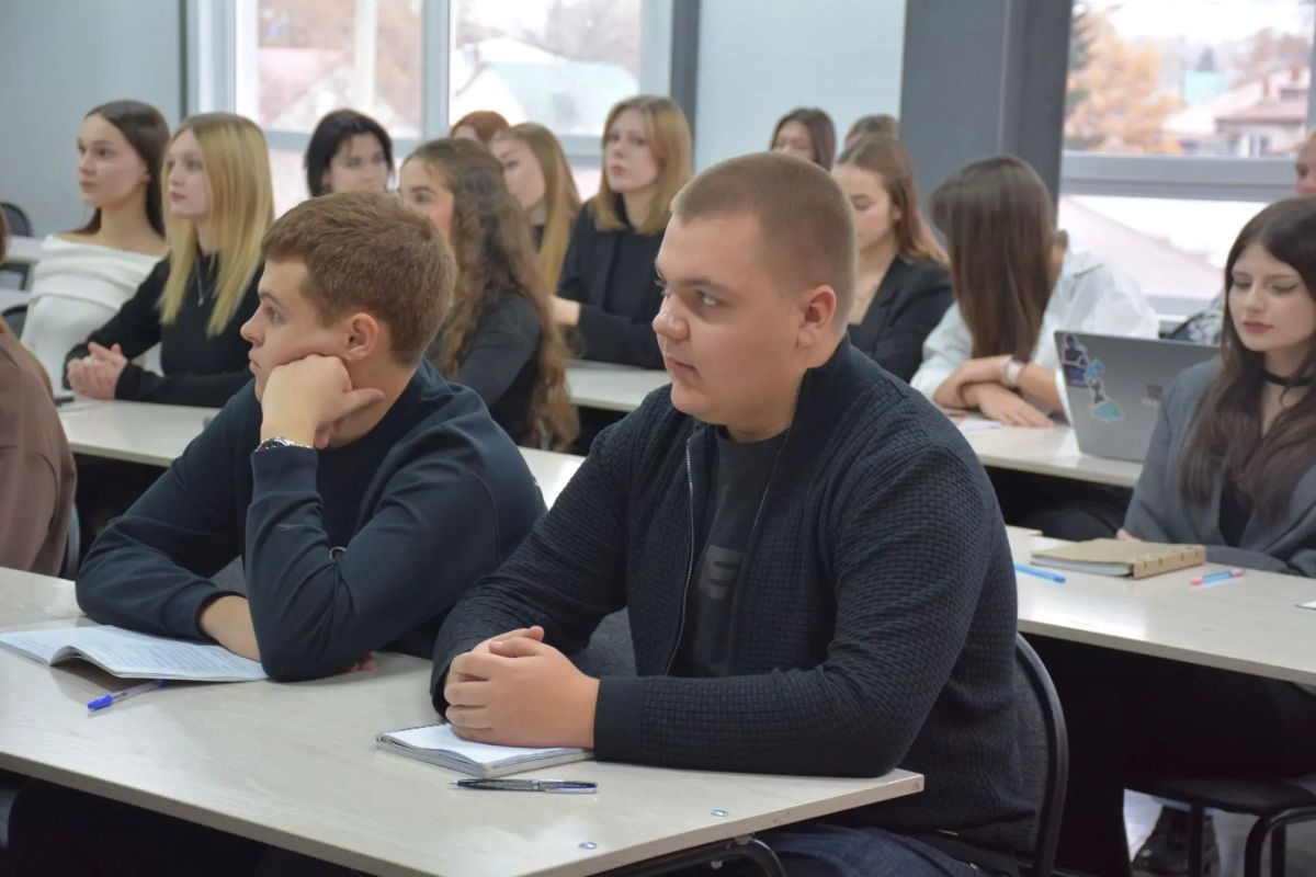 В Барнауле полицейские провели профилактическую беседу со студентами Алтайского филиала РАНХиГС о способах мошенничества В Барнауле полицейские провели профилактическую беседу со студентами Алтайского филиала РАНХиГС о способах мошенничества