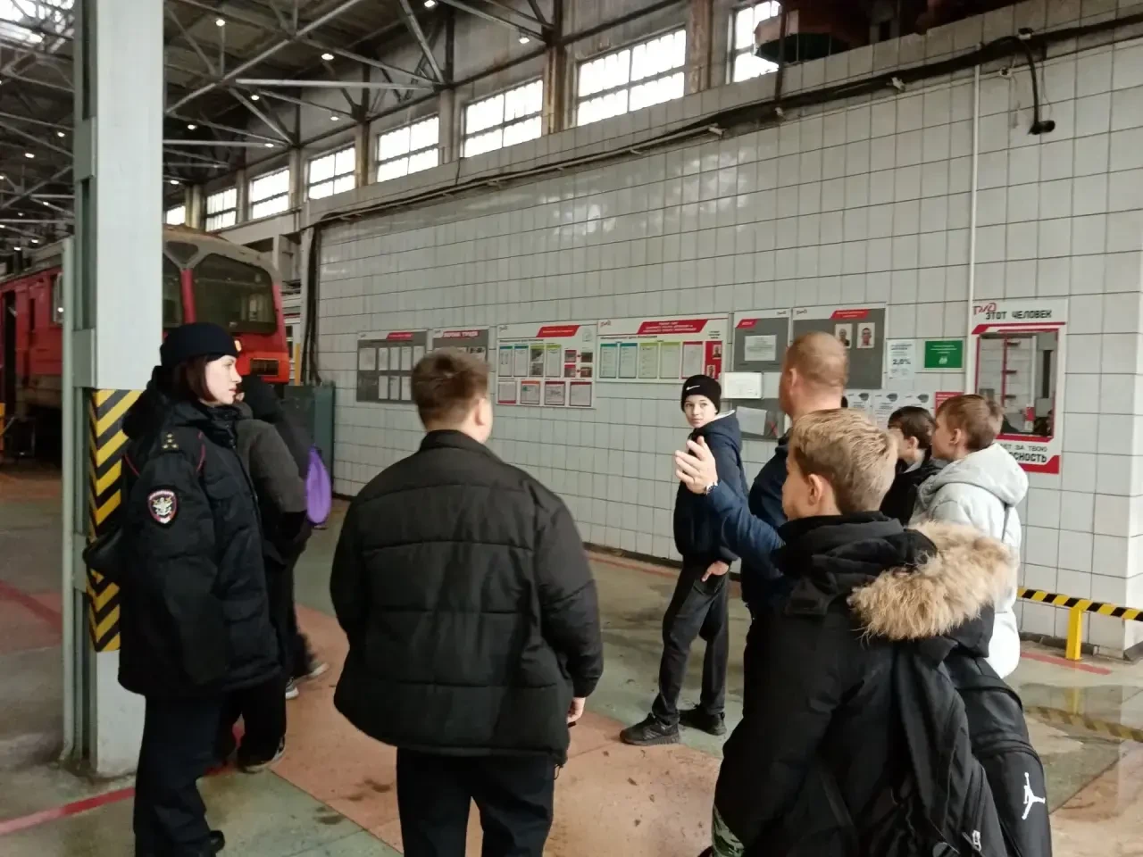 Транспортные полицейские и железнодорожники Алтая напомнили детям о правилах безопасности