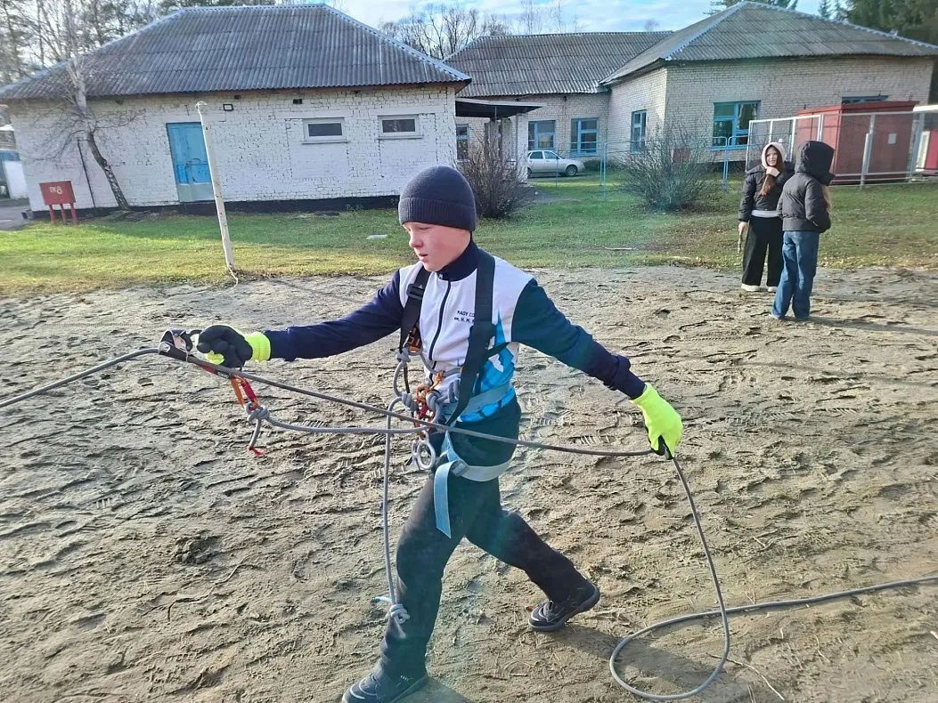 Барнаульские спасатели провели мастер-класс по безопасности на водоемах для школьников Барнаульские спасатели провели мастер-класс по безопасности на водоемах для школьников