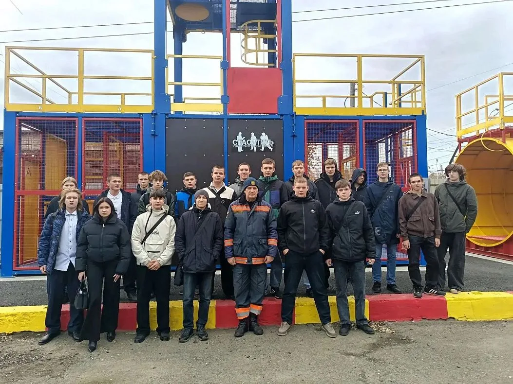 Барнаульские спасатели провели для студентов наглядный урок по безопасности на зимних водоемах