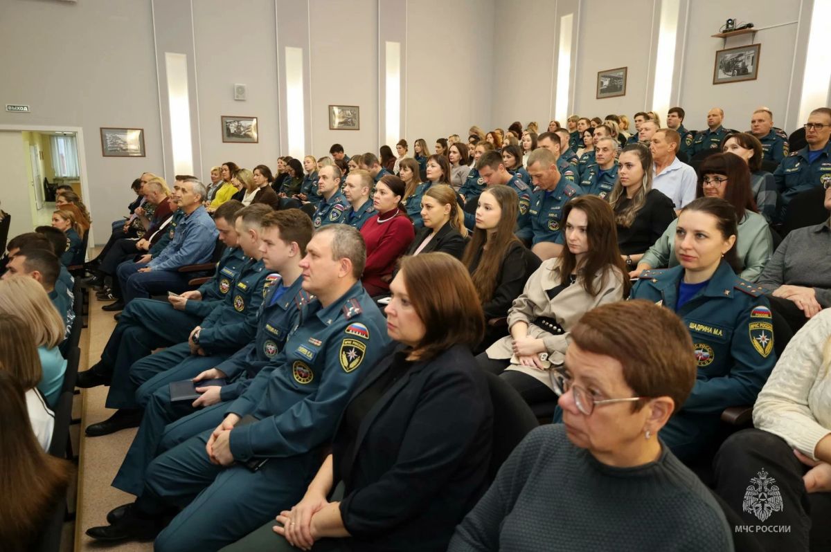 Финансовая безопасность на службе: эксперты ВТБ провели встречу с сотрудниками МЧС Финансовая безопасность на службе: эксперты ВТБ провели встречу с сотрудниками МЧС