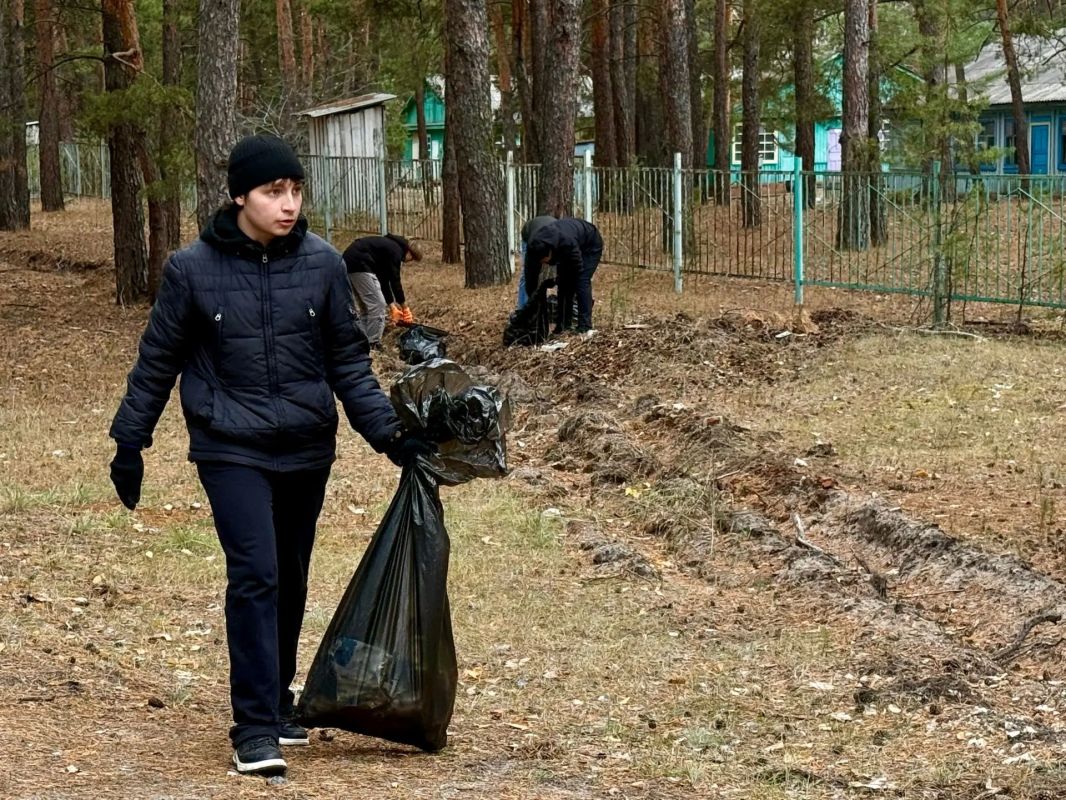 Убирать мусор - не стыдно: студенты-волонтёры приняли участие в акции «Чистый лес» Убирать мусор - не стыдно: студенты-волонтёры приняли участие в акции «Чистый лес»