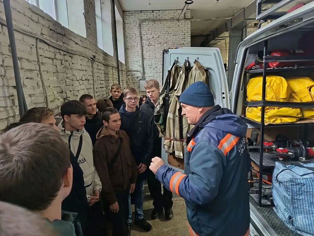 Барнаульские спасатели провели для студентов наглядный урок по безопасности на зимних водоемах Барнаульские спасатели провели для студентов наглядный урок по безопасности на зимних водоемах